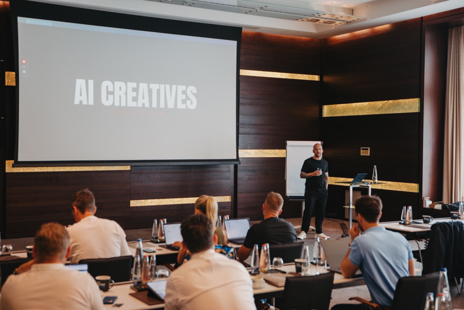 Vortrag AI Creatives im Konferenzsaal