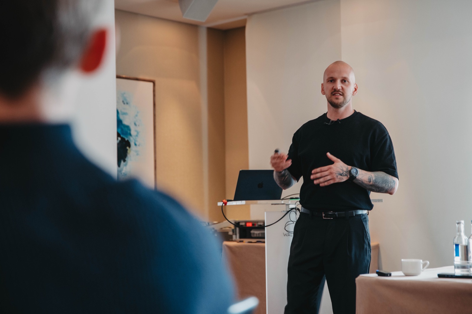 Daniel Hipke beim Vortrag im Waldorf Astoria